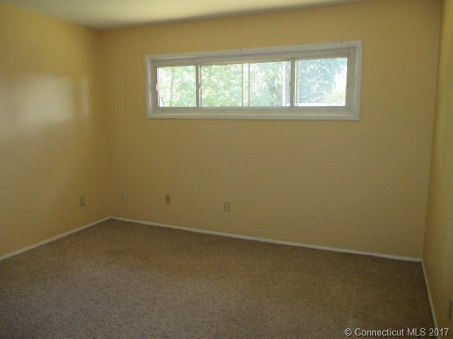 293 Green Manor Ter, Windsor Locks, CT 06096