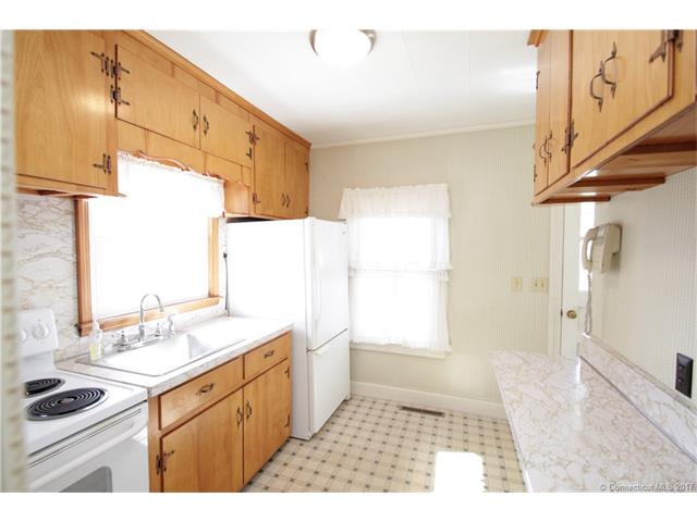 28School St, Windsor Locks, CT 06096