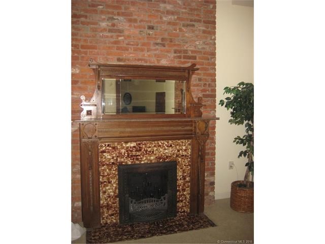 1Linden Pl #204, Hartford, CT 06106