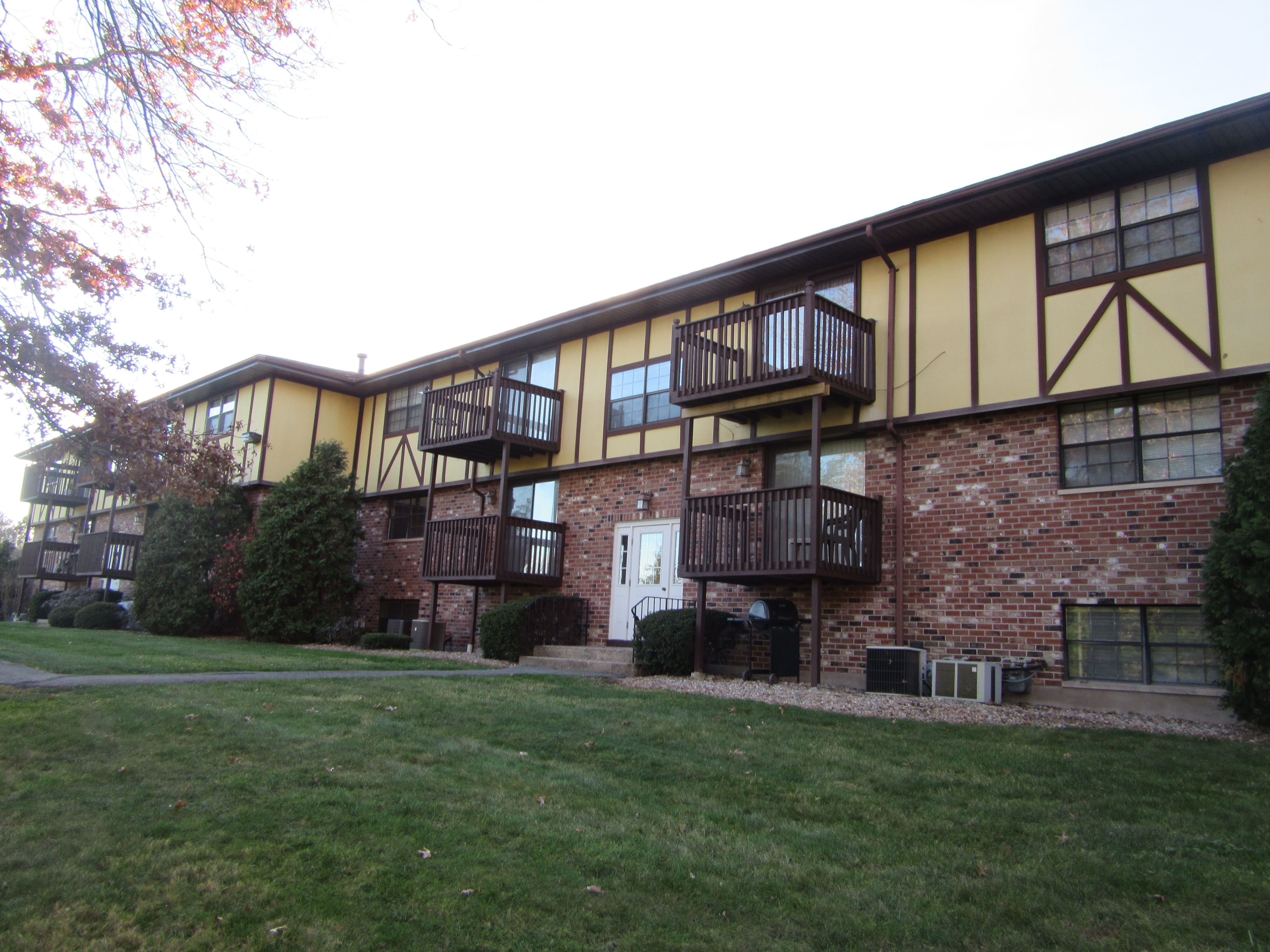 18 Surrey Dr #A4, Newington, CT 06111