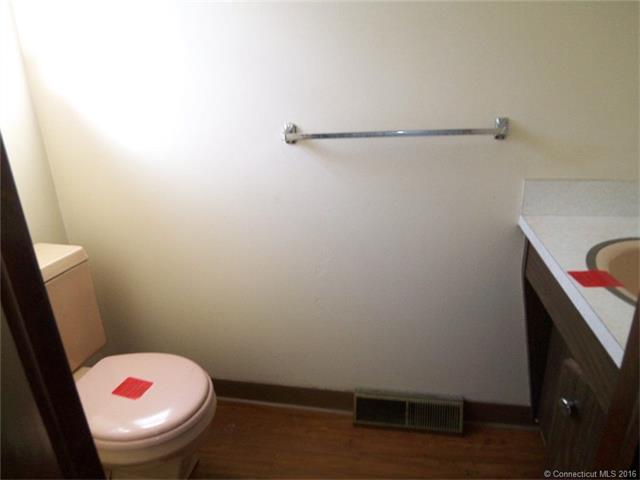 275 Hampton Ct, Newington, CT 06111