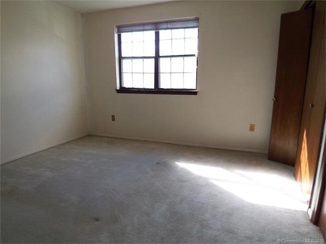 275 Hampton Ct, Newington, CT 06111