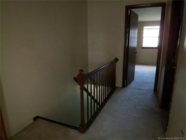 275 Hampton Ct, Newington, CT 06111