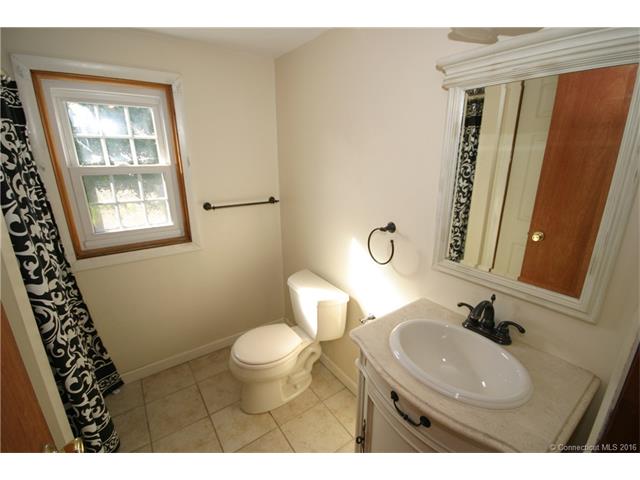 887 Oak St, E Hartford, CT 06118