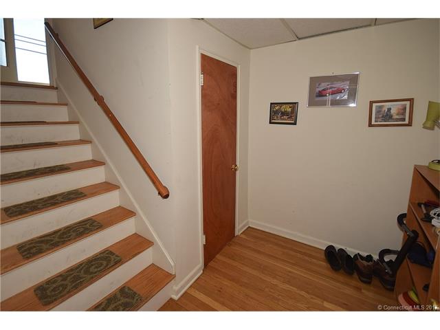 26 Arnold Way, W Hartford, CT 06119
