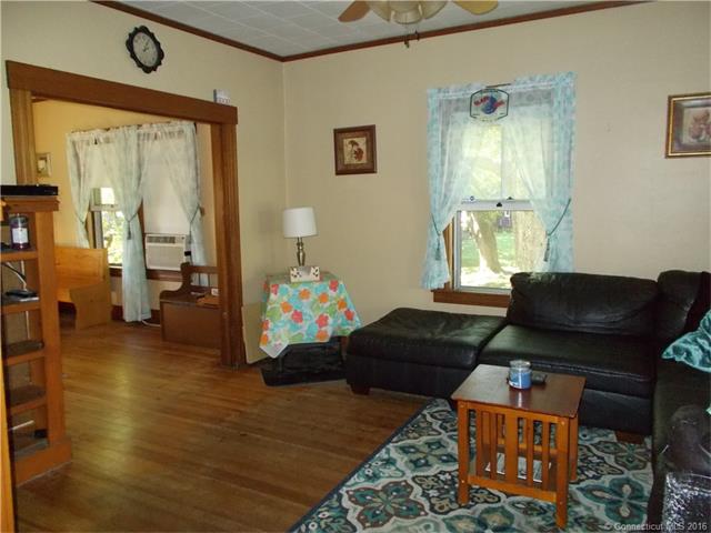 33 Chapman St, Putnam, CT 06260