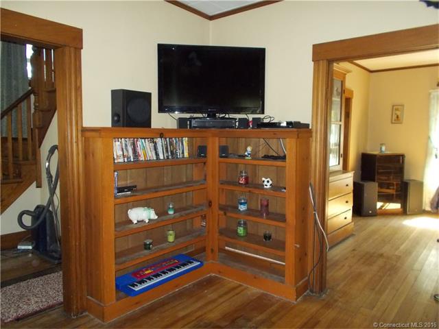 33 Chapman St, Putnam, CT 06260
