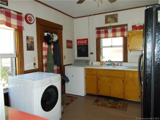 33 Chapman St, Putnam, CT 06260