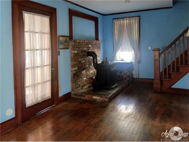 35 Briggs St, New London, CT 06320