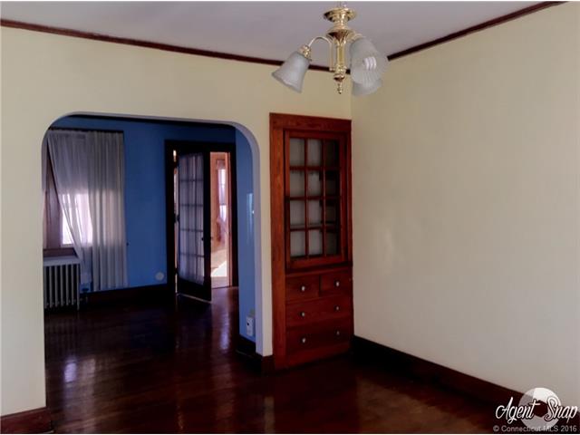 35 Briggs St, New London, CT 06320
