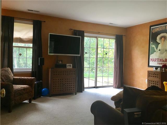 19 Hawthorne Dr, New London, CT 06320