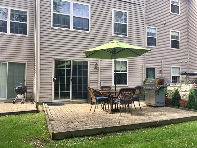 19 Hawthorne Dr, New London, CT 06320