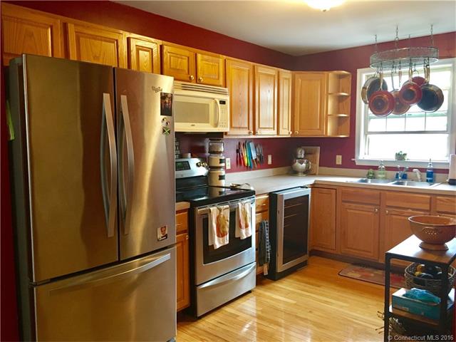 19 Hawthorne Dr, New London, CT 06320