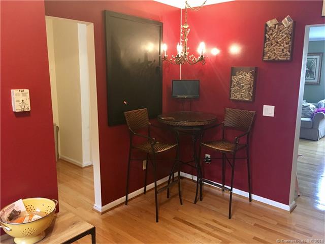 19 Hawthorne Dr, New London, CT 06320