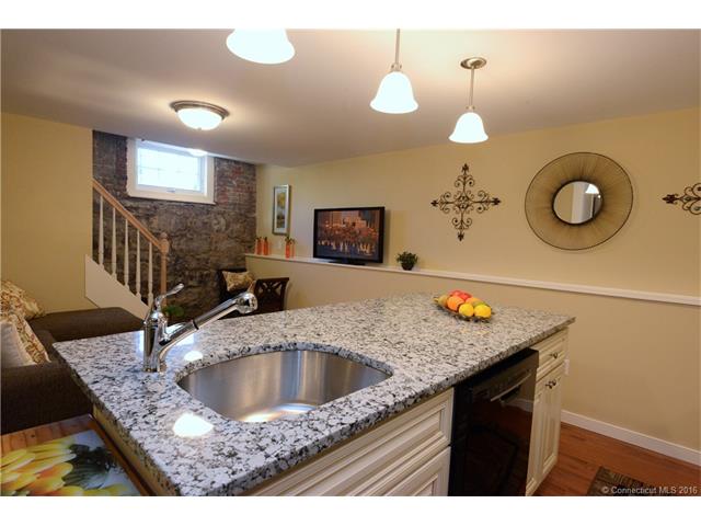 9 Brewer St, New London, CT 06320