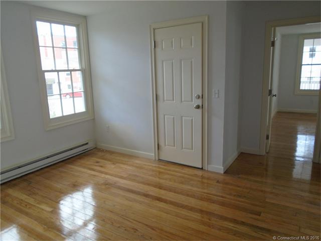 9 Brewer St, New London, CT 06320