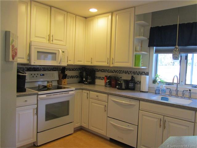 611 Ocean Ave, New London, CT 06320