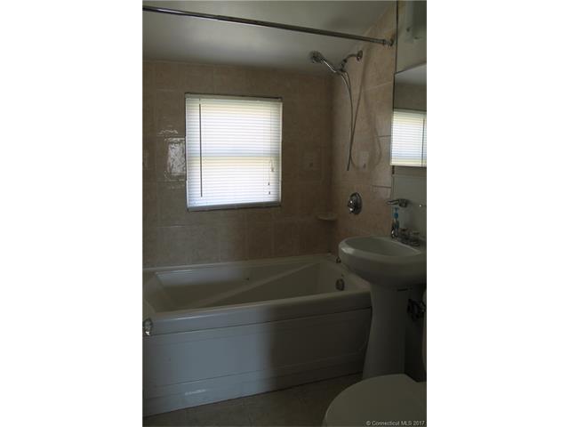 41-43 Ridgeview Cir, New London, CT 06320