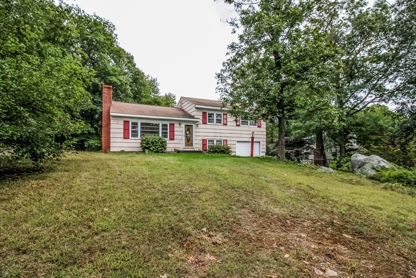 1 Richard Rd, Gales Ferry, CT 06335