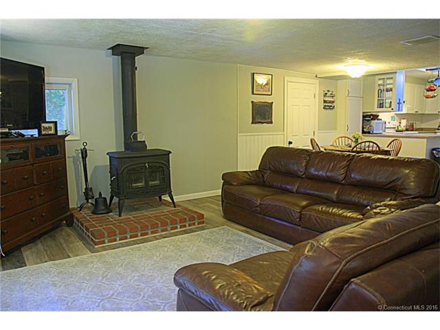 31 Pinelock Dr, Ledyard, CT 06335