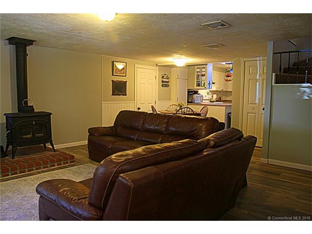 31 Pinelock Dr, Ledyard, CT 06335