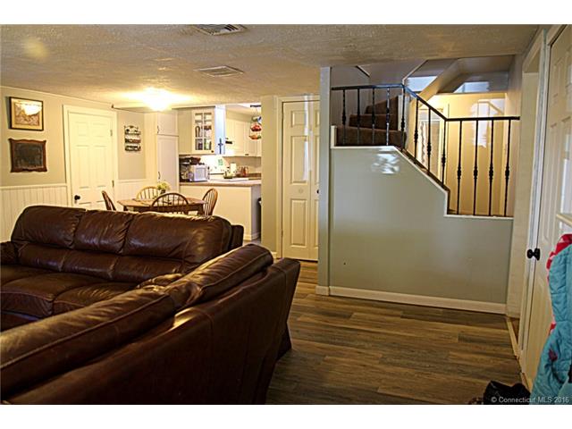 31 Pinelock Dr, Ledyard, CT 06335
