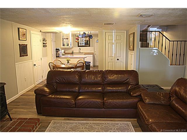 31 Pinelock Dr, Ledyard, CT 06335