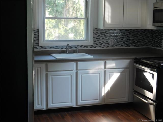 31Bridge St, Montville, CT 06353