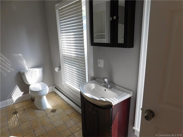 31Bridge St, Montville, CT 06353