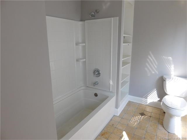31Bridge St, Montville, CT 06353
