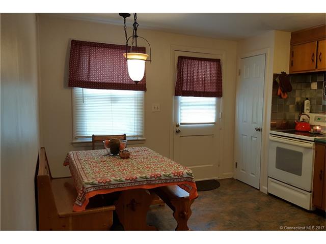 7 Cedar Dr, N Stonington, CT 06359