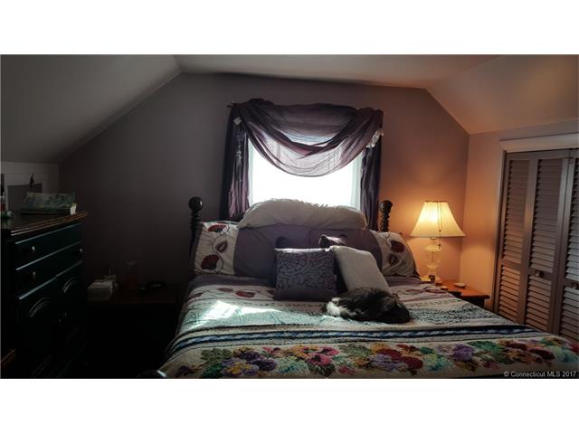 7 Cedar Dr, N Stonington, CT 06359