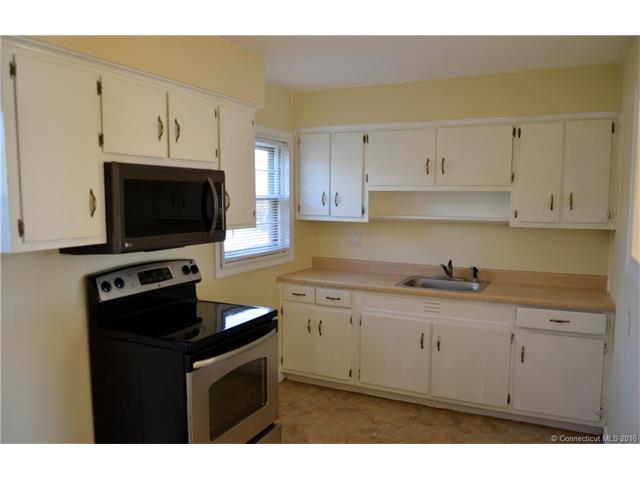 4 Settlers Dr, Norwich, CT 06360