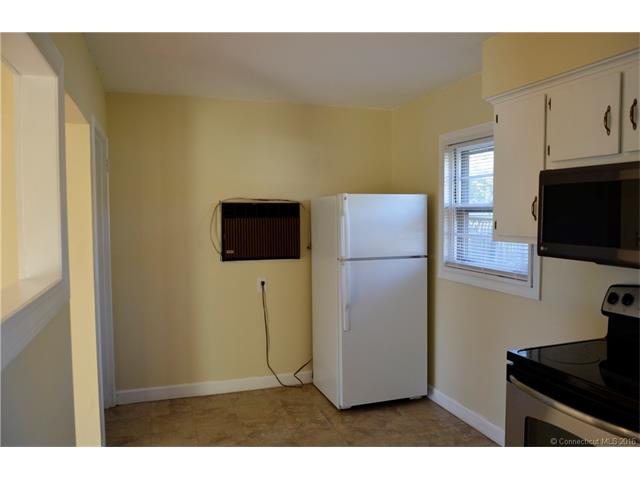4 Settlers Dr, Norwich, CT 06360