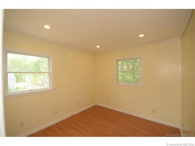 4 Settlers Dr, Norwich, CT 06360