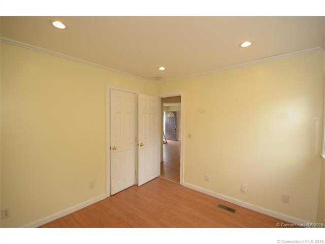 4 Settlers Dr, Norwich, CT 06360