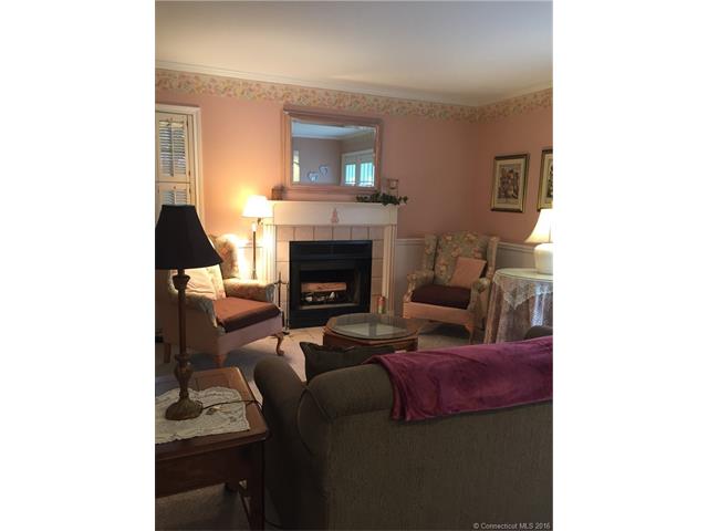 911 Old Pond Ln, Norwich, CT 06360