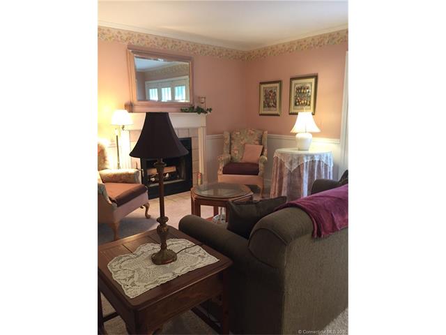 911 Old Pond Ln, Norwich, CT 06360