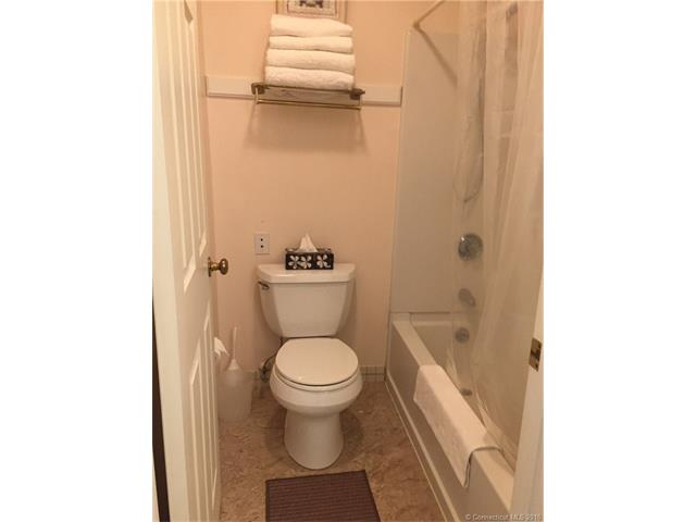 911 Old Pond Ln, Norwich, CT 06360
