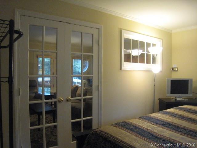 111 Old Pond Ln, Norwich, CT 06360