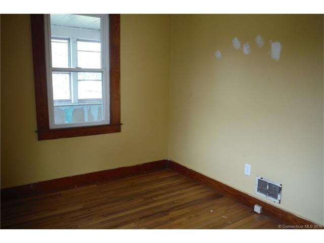 39 Pine St, Norwich, CT 06360