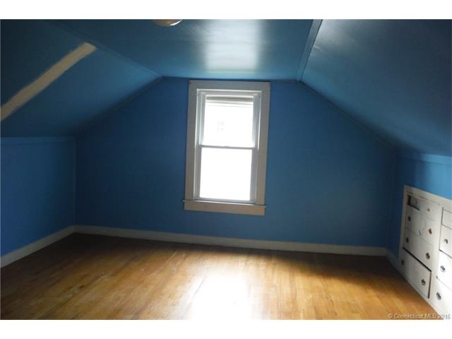 39 Pine St, Norwich, CT 06360
