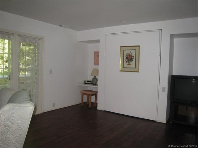 523 Old Pond Ln, Norwich, CT 06360