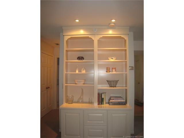 1524 Old Pond Ln, Norwich, CT 06360