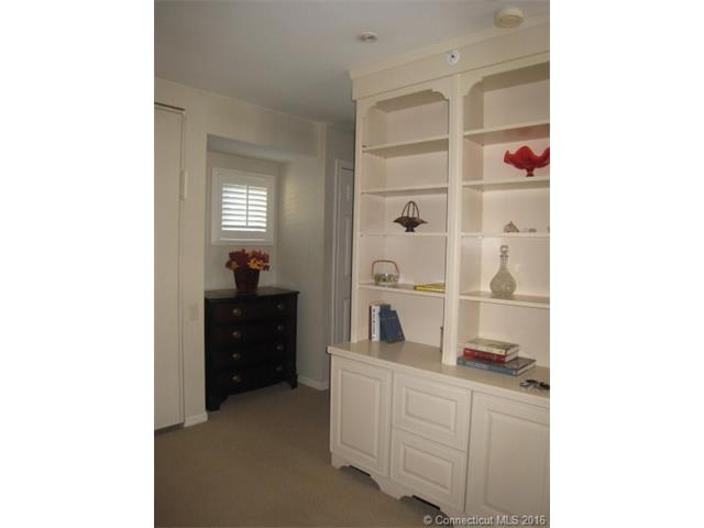 1524 Old Pond Ln, Norwich, CT 06360