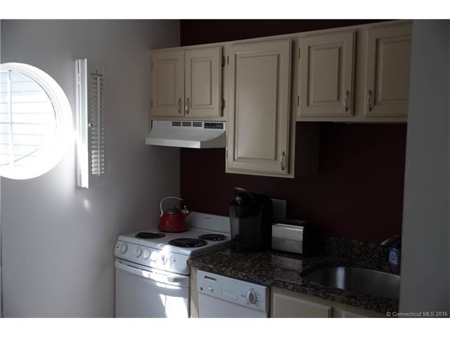 821 Old Pond Ln, Norwich, CT 06360