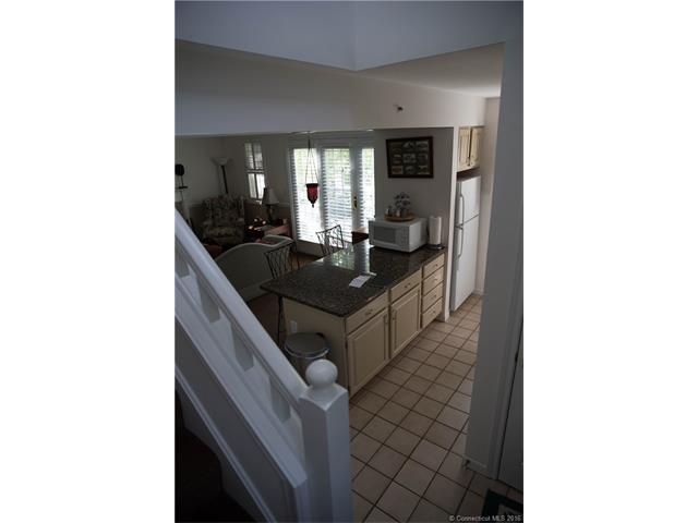 821 Old Pond Ln, Norwich, CT 06360