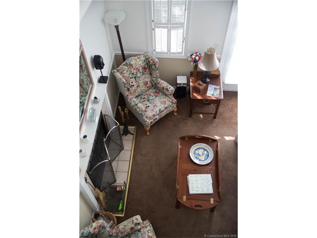 821 Old Pond Ln, Norwich, CT 06360