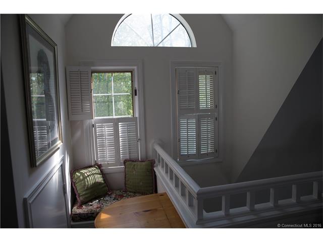 821 Old Pond Ln, Norwich, CT 06360