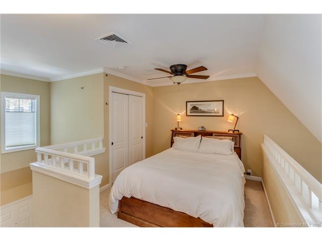 1023 Old Pond Ln, Norwich, CT 06360